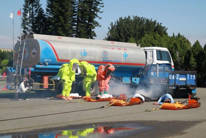 模擬槽車翻覆驚險搶救　消防局第二大隊化災演習很霹靂　