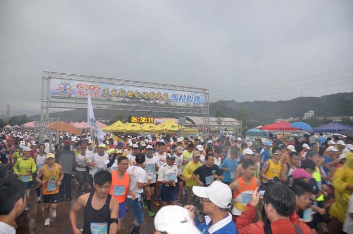 2012遠東新世紀盃馬拉松路跑 3000多人雨中作樂跑跑跑