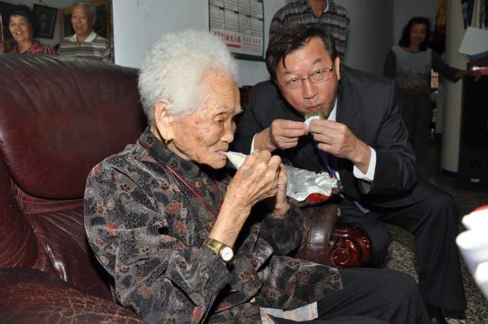 百歲婆拔絲吃菜包　與邱縣長一起代言客家美食