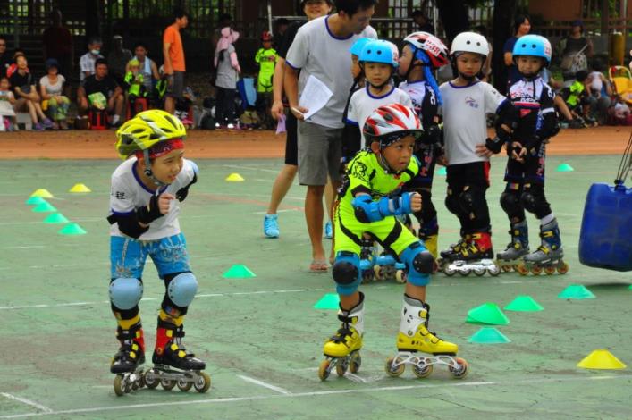 上官秋燕議員盃滑輪溜冰賽　槍聲一響小選手向前衝啊！