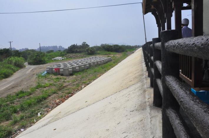 天鵝颱風威脅升！邱縣長勘查頭前溪下游右岸舊港堤坊近完工工程 共4張圖片 的圖片