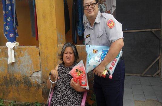 警捐物資擋颱風 原民阿嬤感激萬分
