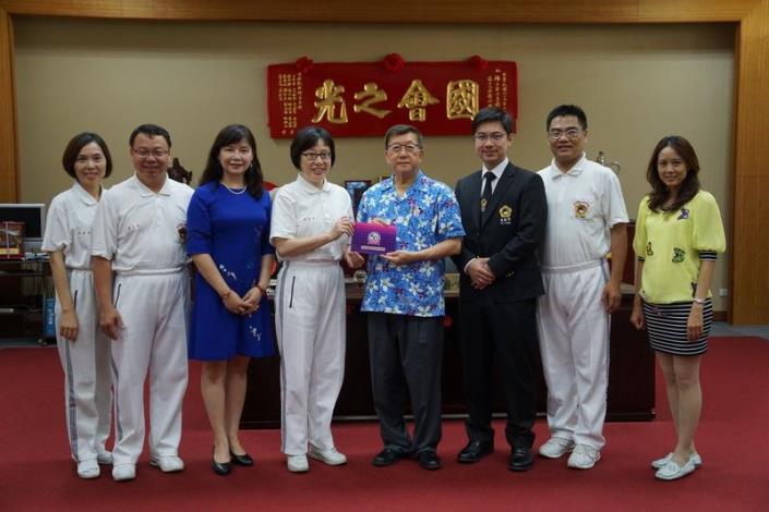 太極門氣功養生學會成立50週年   邱縣長贈「太極文化 教育宗師」獎牌 太極門氣功養生學會成立50週年   邱縣長贈「太極文化 教育宗師」獎牌