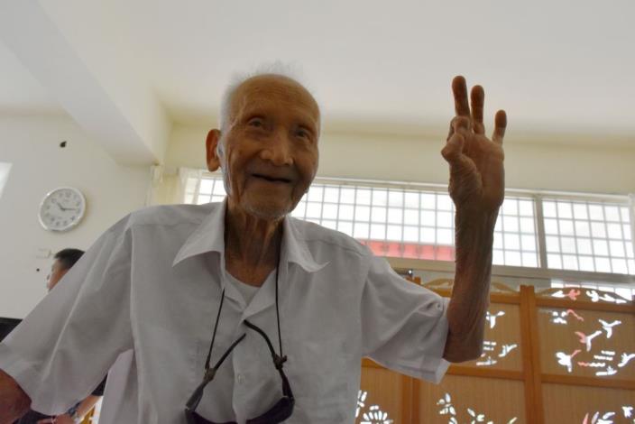最愛鑽研農產、中醫和爬山　百歲人瑞莊阿龍獲選竹北市模範父親代表