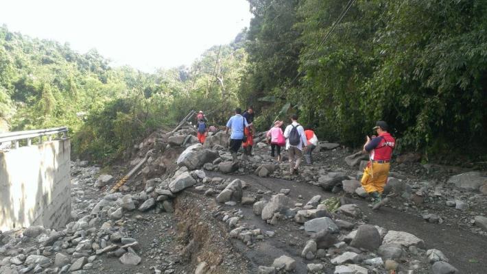 8名道友禪修颱風受困北埔山區　消防隊協助救援脫困