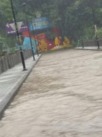 梅姬颱風錦屏大橋積水難行 橫山警冒雨緊急排除路障
