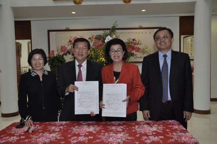大享容器董座與縣府簽約　認養台灣燈會竹光產業燈區