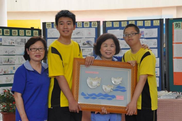 新竹縣女童軍會贈書竹北國中　學生以邱縣長Q版畫像表達悅讀、感謝