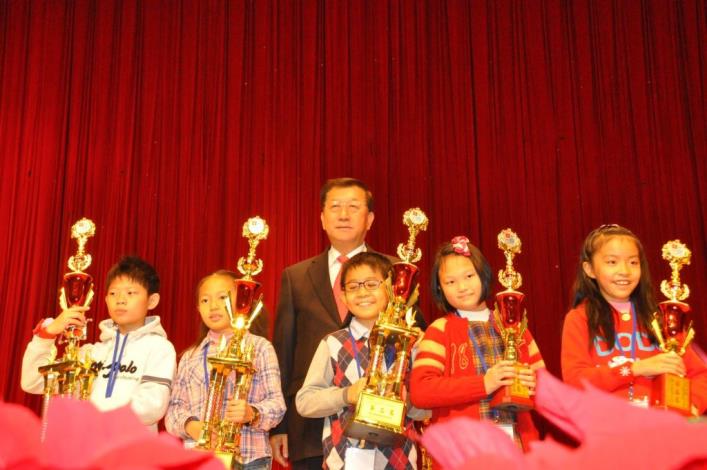 一起見證孩子的榮耀　國際盃數學能力檢測在縣府頒獎