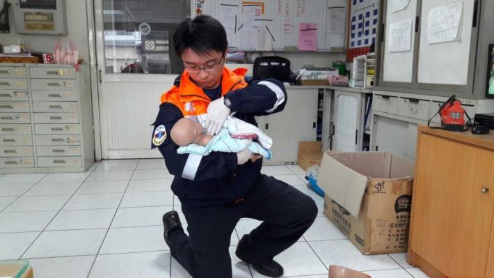 消防局熱血救護員　鬼門關前救回新生兒 共3張圖片 的圖片