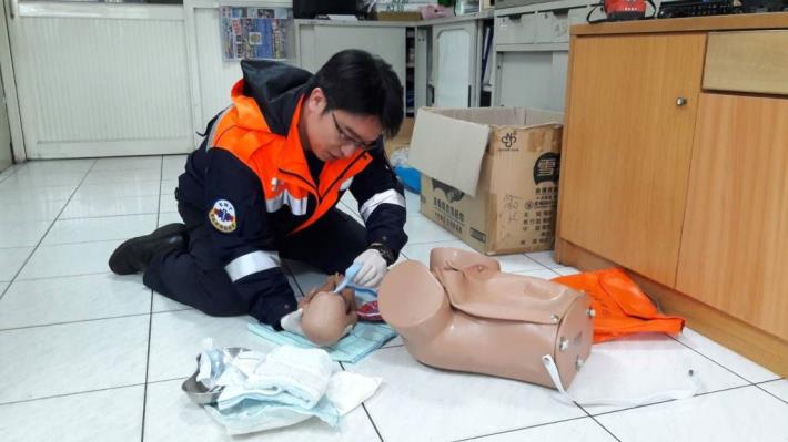 消防局熱血救護員　鬼門關前救回新生兒