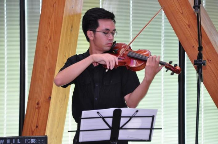 鄧雨賢音樂喜見第4代傳人　將領千人傳唱「四月望雨」 共15張圖片 的圖片