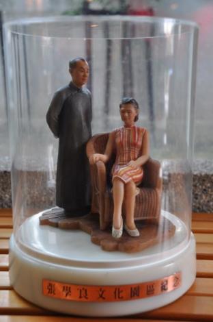 張學良--趙一荻臘像揭幕　男寫書法女讀書 共16張圖片