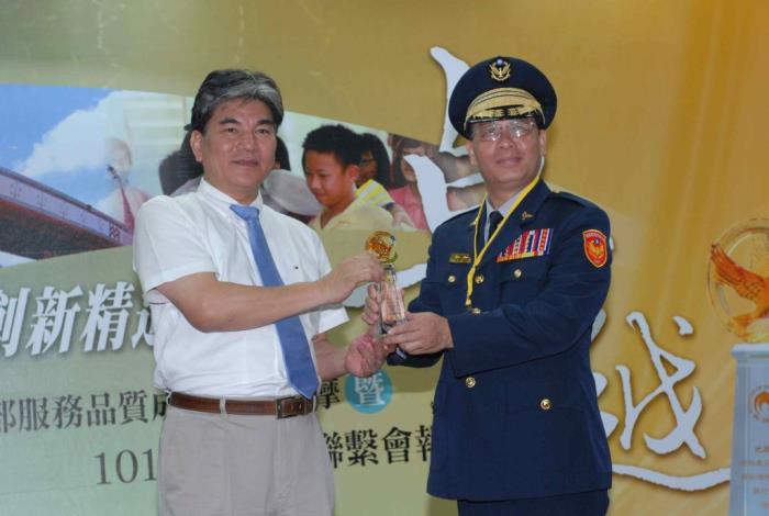 警察局提升員警為民服務品質　榮獲內政部長頒發績優獎盃