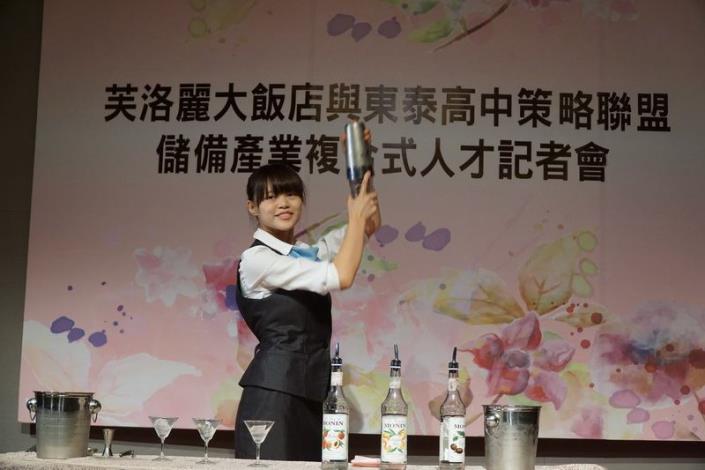 從訂婚到蜜月專業打理　東泰高中與飯店業聯盟服務新人 共21張圖片 的圖片