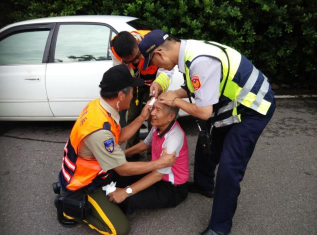 阿公想看神豬不慎自摔  警察叔叔來幫忙