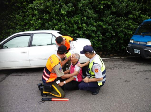 阿公想看神豬不慎自摔  警察叔叔來幫忙
