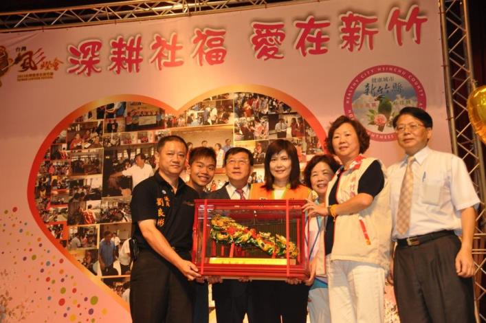 400戶經濟弱勢邊緣家庭心溫暖 蔡衍明基金會贈中秋禮金
