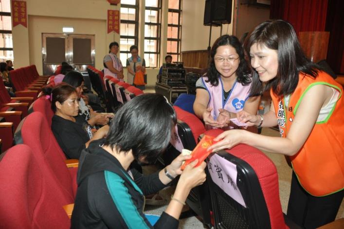 400戶經濟弱勢邊緣家庭心溫暖 蔡衍明基金會贈中秋禮金 共8張圖片