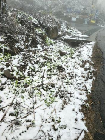 寒流來襲 五峰鄉122線35K五峰大橋路段起往五峰方向行車請加裝雪鏈