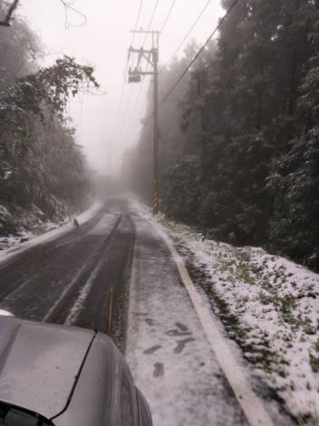 寒流來襲 五峰鄉122線35K五峰大橋路段起往五峰方向行車請加裝雪鏈 共2張圖片