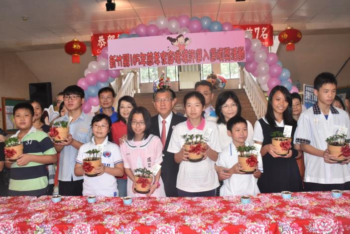 邱鏡淳縣長表揚新竹縣105年慈孝家庭楷模喝采散播愛的種子 共5張圖片