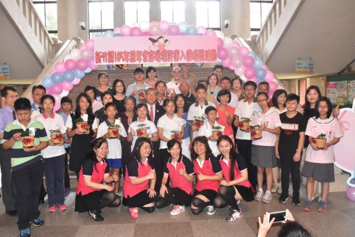 邱鏡淳縣長表揚新竹縣105年慈孝家庭楷模喝采散播愛的種子