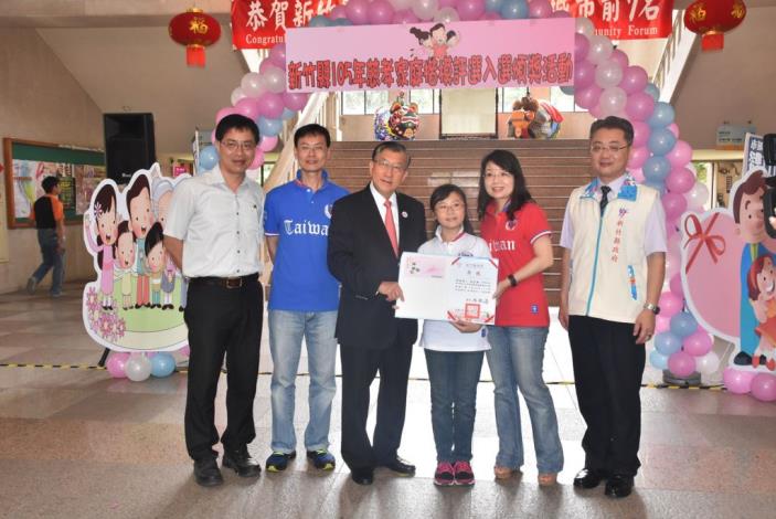 教育部6日表揚105年全國慈孝家庭楷模竹縣謝宜臻、劉咨佑獲獎 共4張圖片