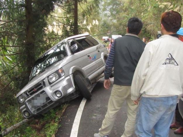 五峰警山路急送斷指 車禍婦獲救民眾喝采