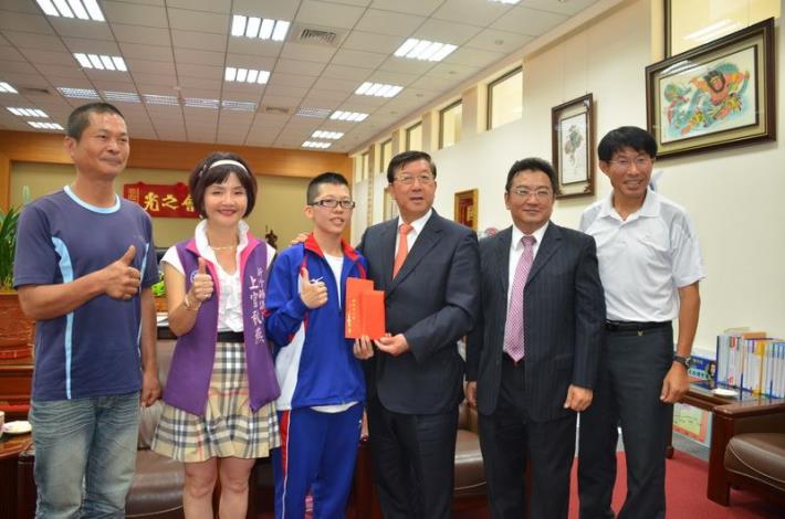 縣議員大力贊助台體生徐翊綾 赴韓打第4屆亞洲泰拳賽