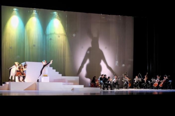 玉米雞劇團-《企鵝莎莎狂想曲》新竹縣慈善場演出 共8張圖片