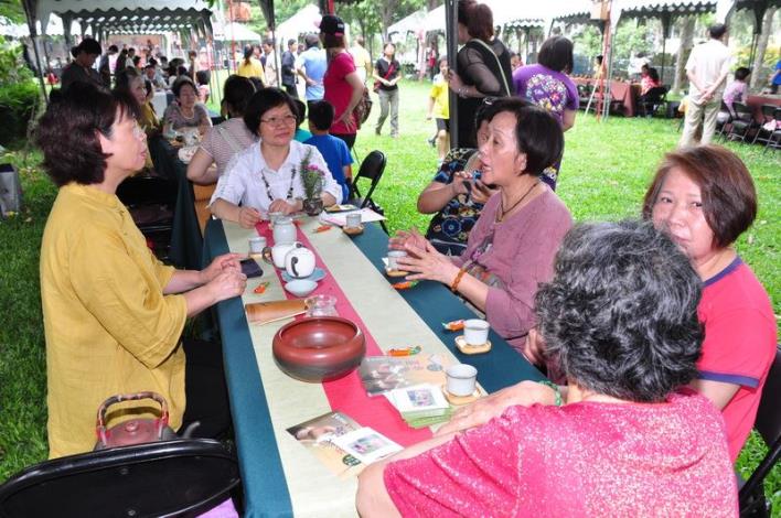 「懷萱茶會」拼翻桌率　　遊客就愛花樹下喝茶