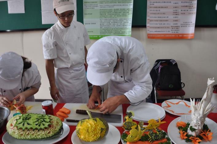 強化服務品質創造3贏 竹縣餐飲衛生評核頒獎牌