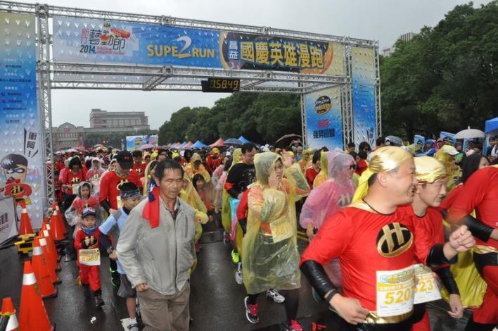 國慶日風雨無阻 6000英雄超人漫跑