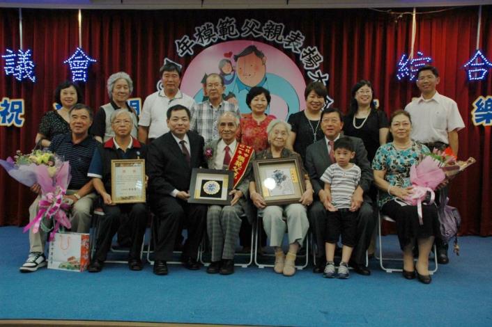 新竹縣議會表揚竹北市各里代表模範父親 贈韓錦田大師畫作