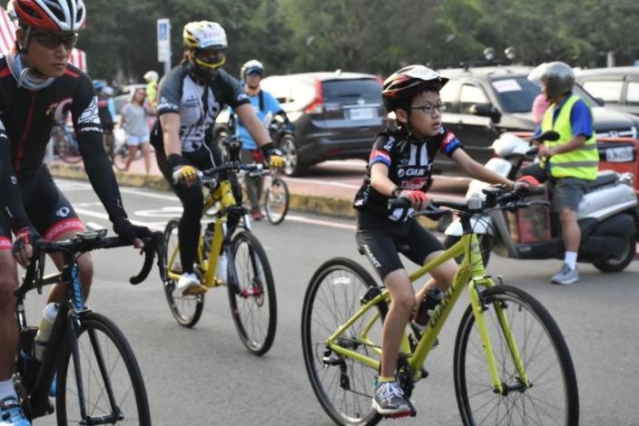 青年學子一份愛的禮物　單車成年禮600人接受體力、耐力考驗