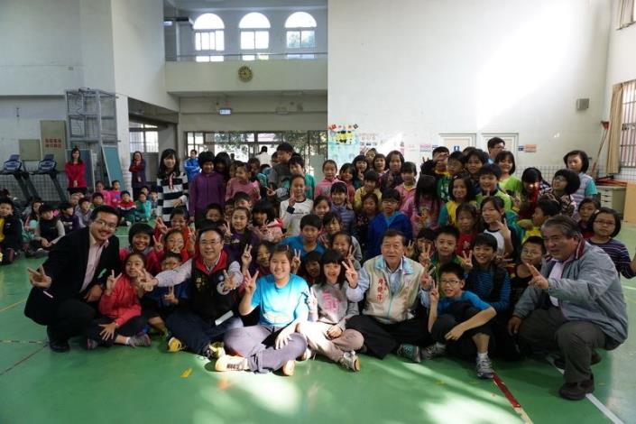 二重國小榮獲全國跳繩競速團體男、女生組雙料冠軍  邱縣長送獎品祝賀 共11張圖片 的圖片