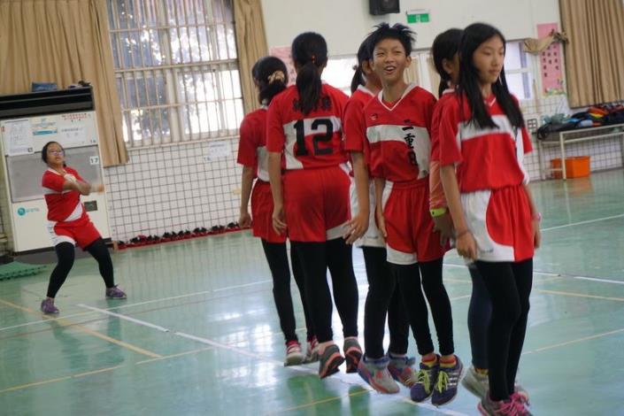 二重國小榮獲全國跳繩競速團體男、女生組雙料冠軍  邱縣長送獎品祝賀
