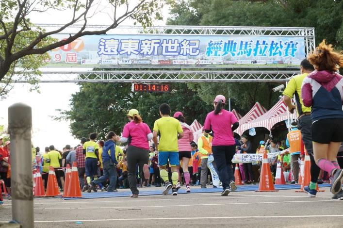 遠東新世紀經典馬拉松 6500名跑者用Smart跑出健康樂活