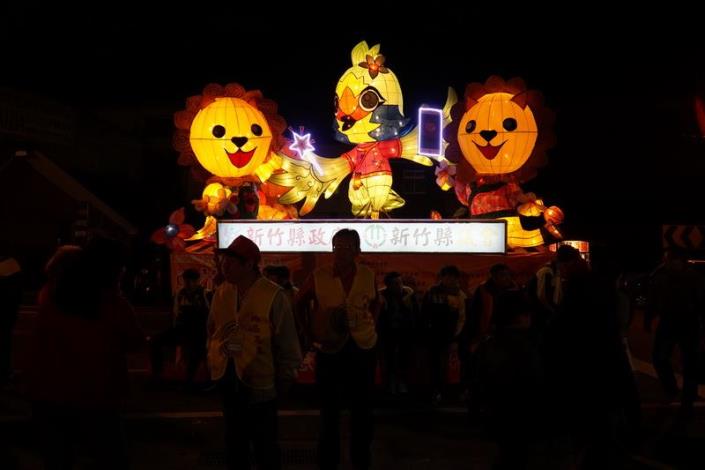 智慧城市的燈　五色鳥身穿客家花布衫亮相 共2張圖片 的圖片