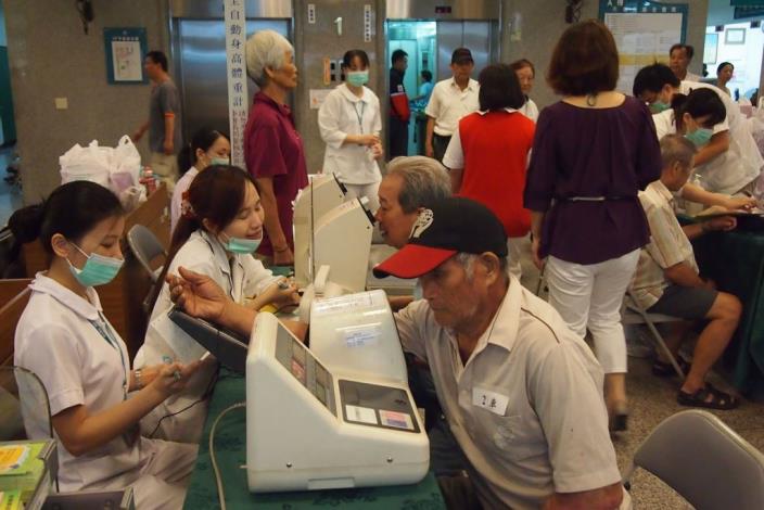 新竹縣70歲以上老人免費健檢 邱縣長赴東元醫院關心宣導