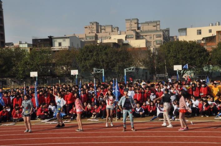 學校操場落成啟用　學生歡喜追趕跑跳碰