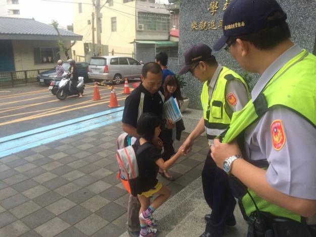 開學首日 竹東警分局讓學童安心上學趣