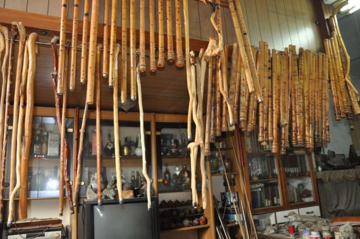 洞簫達人洪邦芳　19年來製作數千支洞簫、柺杖 共13張圖片