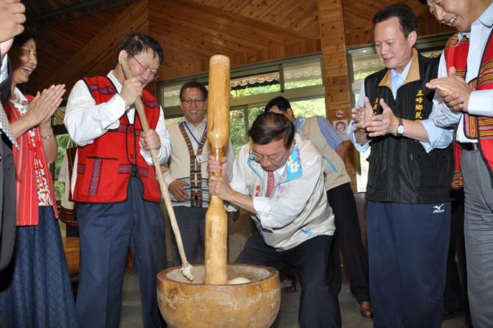 遼寧省副省長造訪「張學良故居」　玩起原鄉「樁糍粑」
