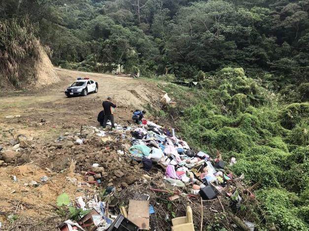 垃圾亂倒北埔深山 警揪惡質清潔公司 垃圾亂倒北埔深山 警揪惡質清潔公司