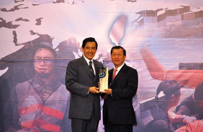 縣府與竹北市公所榮獲今年度災害防救績優單位  馬總統親自頒獎鼓勵