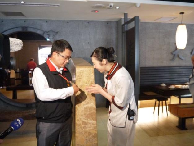 縣府聯合稽查鼎王、無老鍋竹北店 共6張圖片