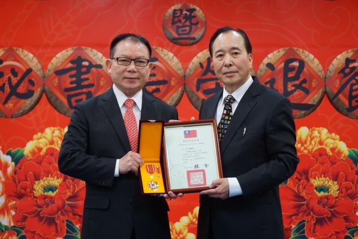 縣議會秘書長林昌土榮退　邱縣長前往祝賀