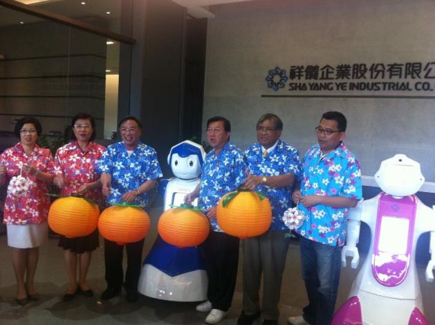 邱縣長拜訪祥儀機器人夢工廠  邀請機器人加入2013台灣燈會陣容 